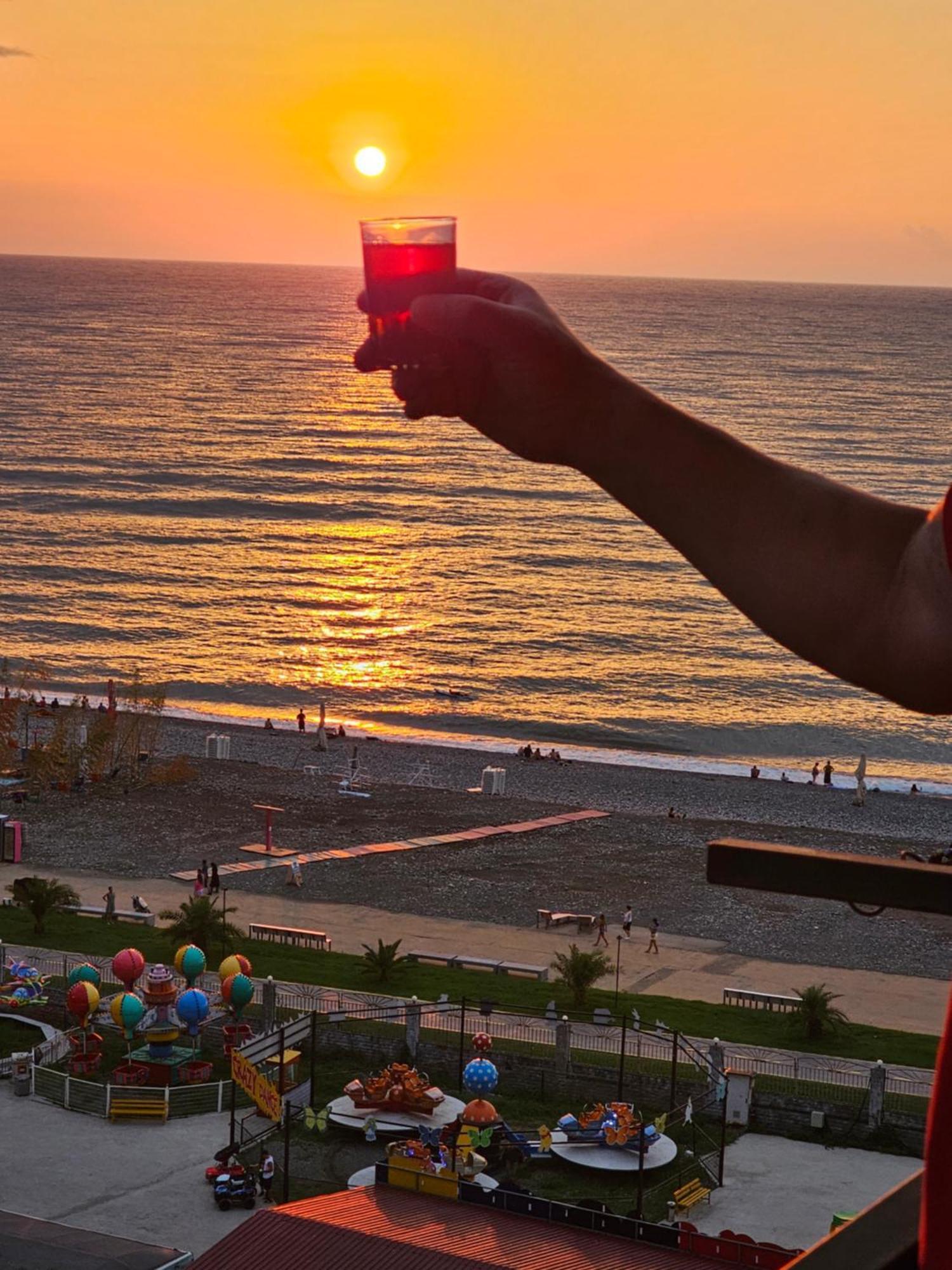 Apartment Desi With Sea View On The Beach In Batumi Eksteriør billede